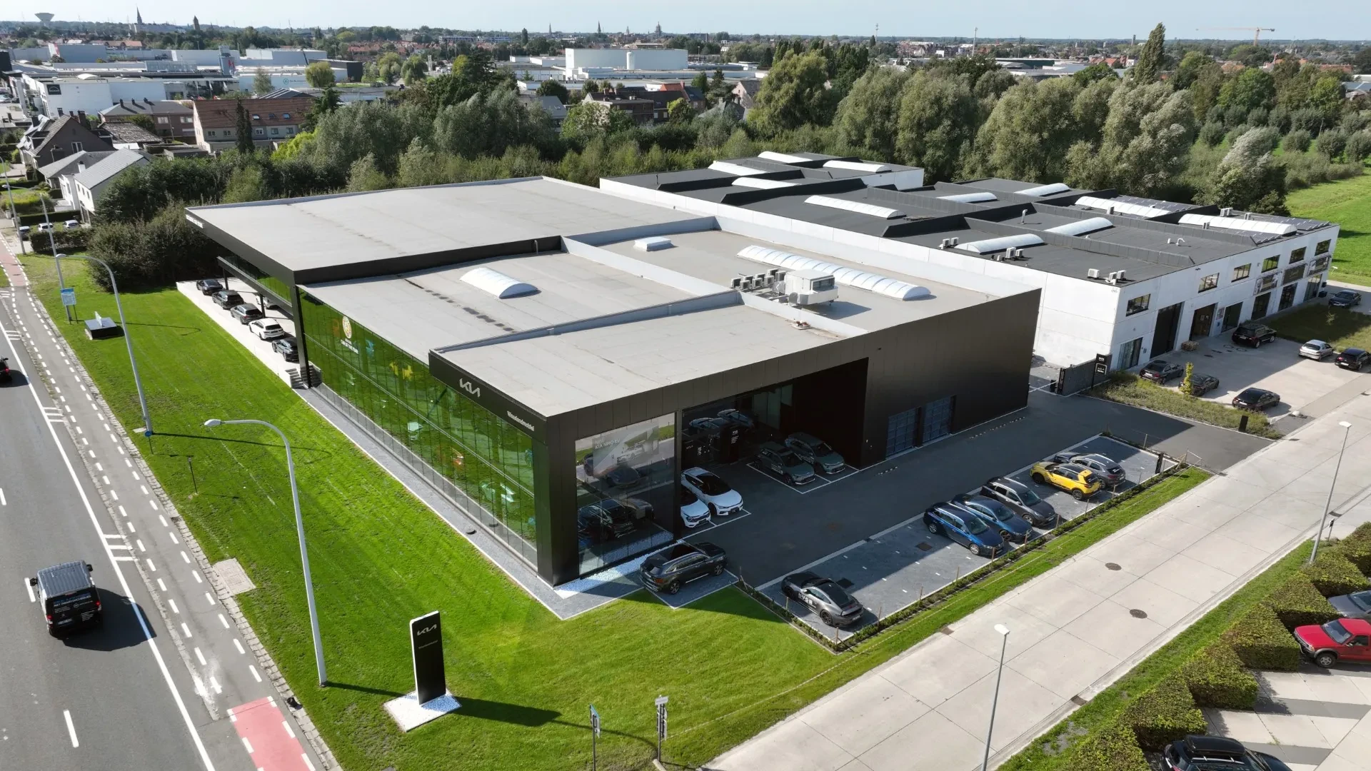 Luchtfoto van het gebouw van Kia Waaslandmobiel aan de Moerputstraat