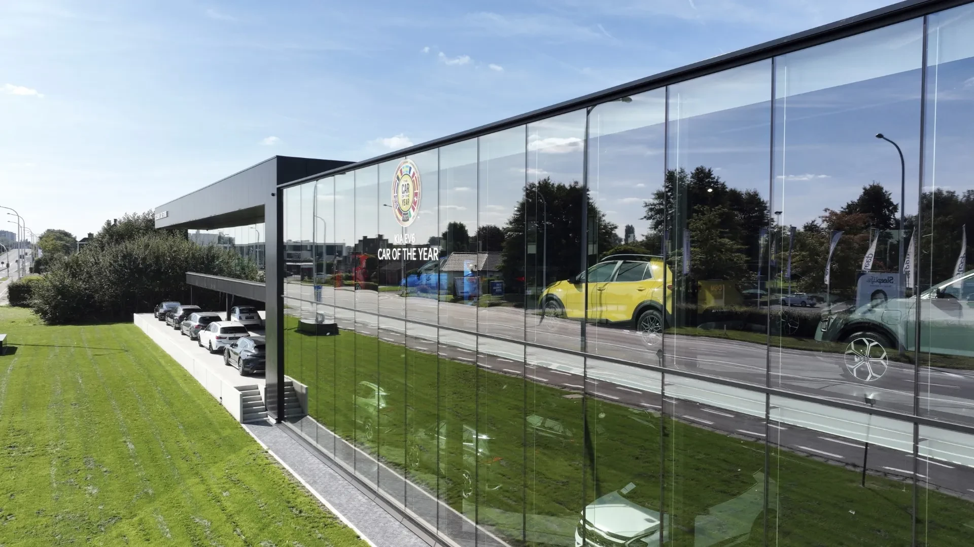 De glasgevel van Kia Waaslandmobiel in Sint-Niklaas