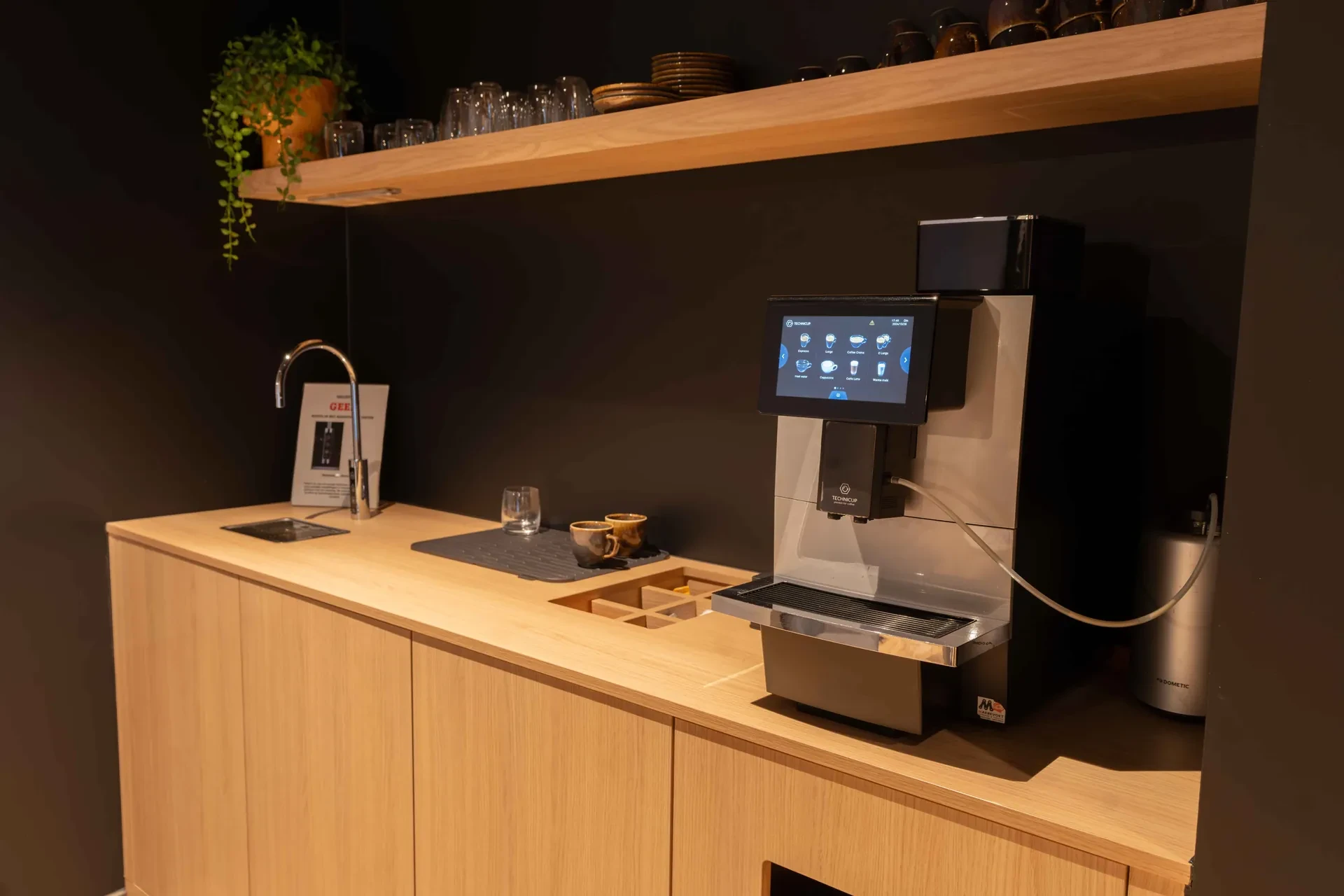 De lounge met koffie voor klanten