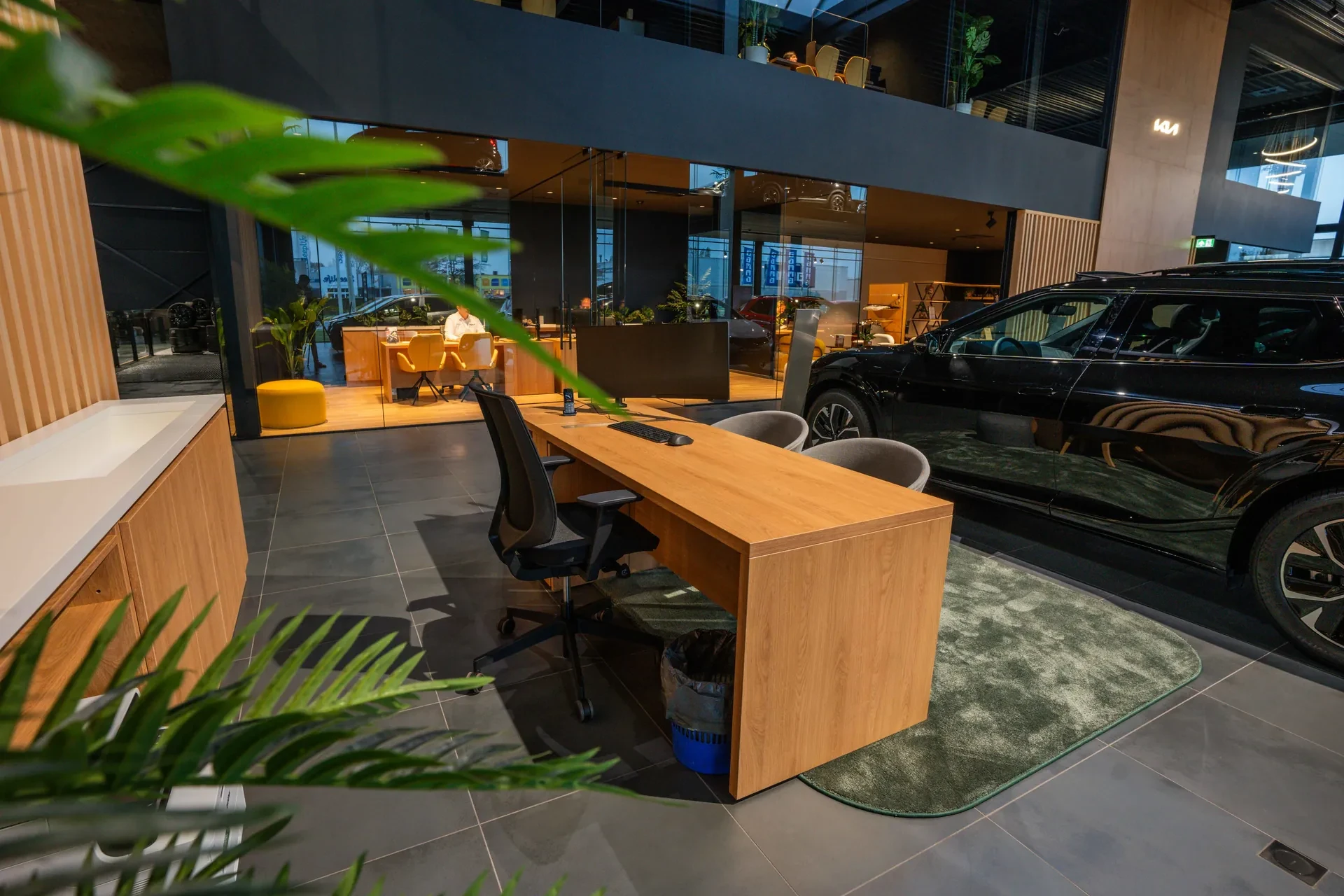 Een verkoopbureau in de showroom